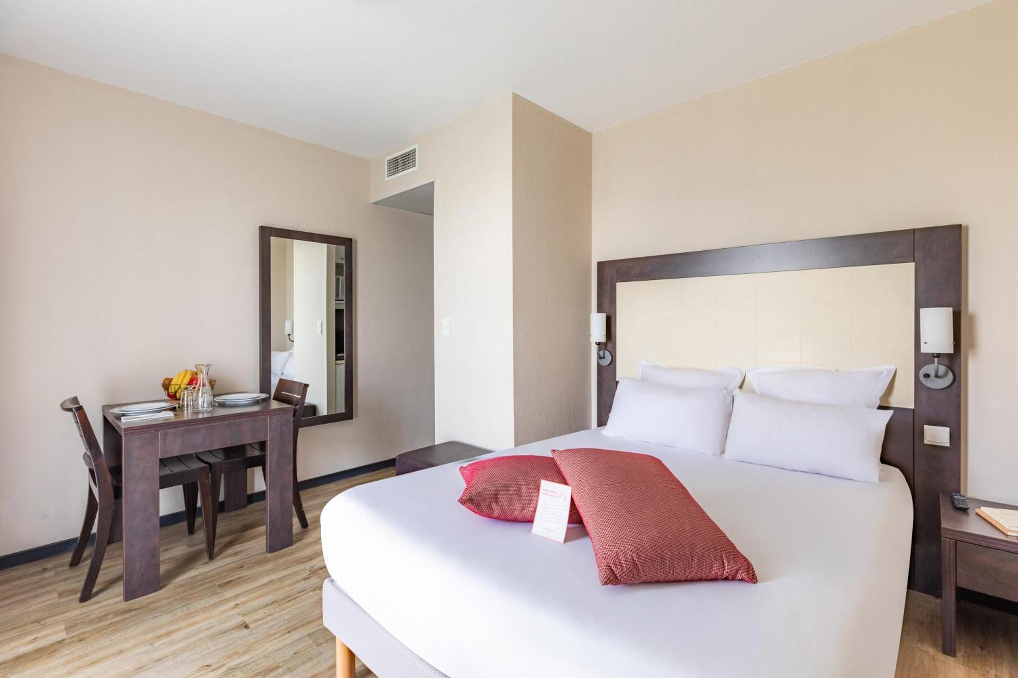 อัปปาร์ตซิตี้ กงฟอร์ นองต์ เวสต์ แซ็งแตร์แบ็ง Aparthotel ภายนอก รูปภาพ